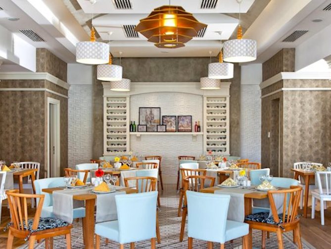 Restaurant in het Grand Park Lara Hotel in Lara Beach, Turkije foto 3