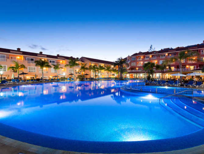 Zwembad van Apart El Duque Hotel in Costa Adeje, Spanje foto 1