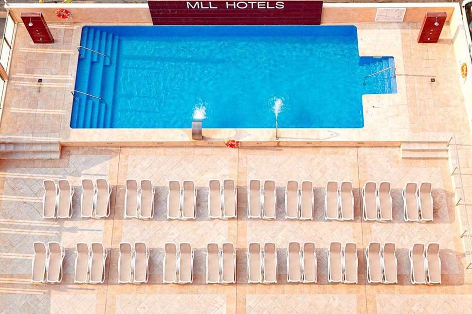 Zwembadzijdebij Caribbean Bay Hotel in El Arenal, Spanje foto 2