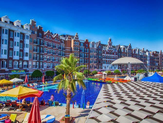 Zwembad met glijbanen van Orange County Resort in Kemer, Turkije foto 1