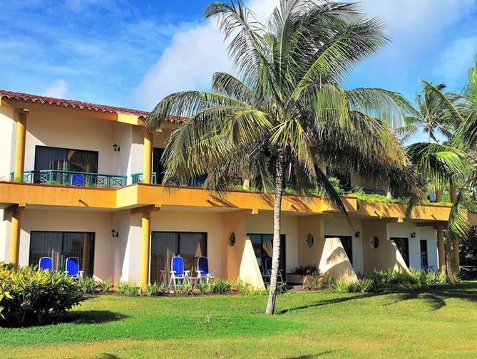 Grasveldbij het Club Amigo Atlantico Hotel in Guardalavaca, Cuba foto 3