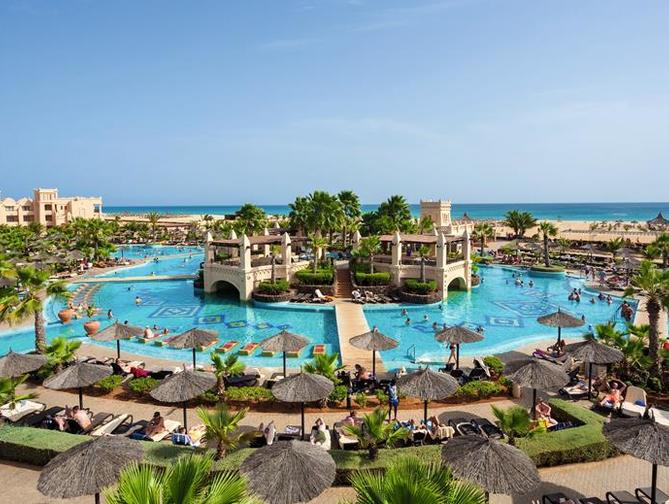 Zwembad van RIU Touareg Hotel in Praia Lacacao, Kaapverdische Eilanden foto 1