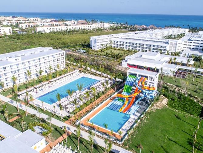 Zwembad met glijbanen van  Riu Republica Hotel in Punta Cana, Dominicaanse Republiek foto 2