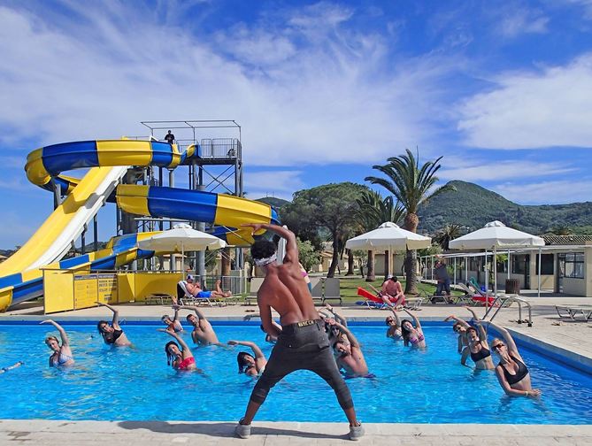 Zwembad met glijbanen van Messonghi Beach Hotel in Moraitika, Griekenland foto 2