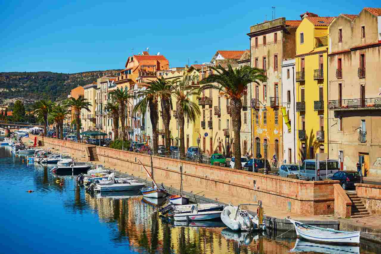 Buitenzijde van het strand bij het Villaggio Porto Corallo Hotel in Porto Corallo, Italië  foto 3