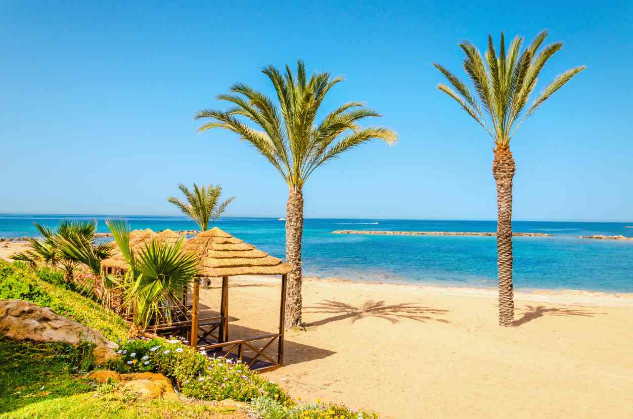 Strand bij Christina's Gardens Hotel in Anaxos, Griekenland foto 1