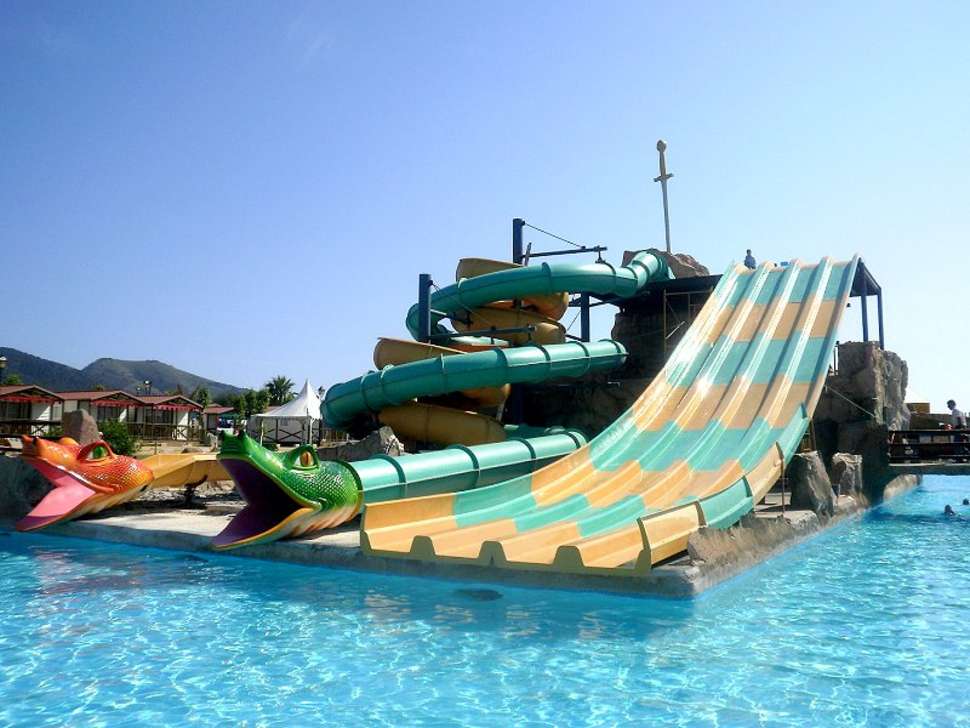 Zwembad met glijbanen van Magic Robin Hood Hotel Albir, Spanje foto 1
