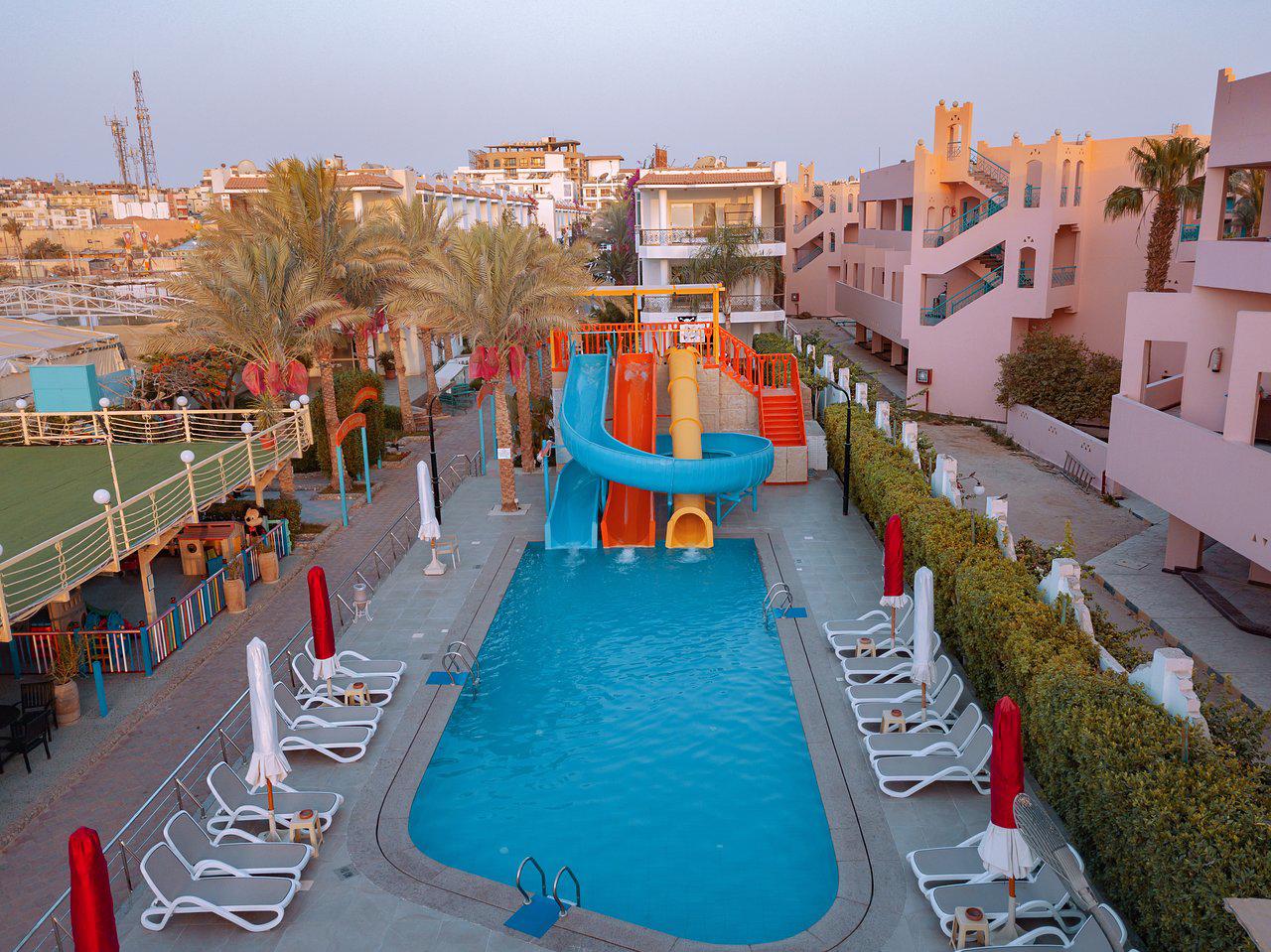 Zwembad met glijbanen van Minamark Beach Resort in Hurghada, Egypte foto 1