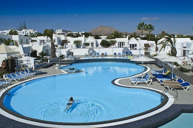 Zwembad van Nautilus Lanzarote Hotel in Puerto del Carmen, Spanje foto 1