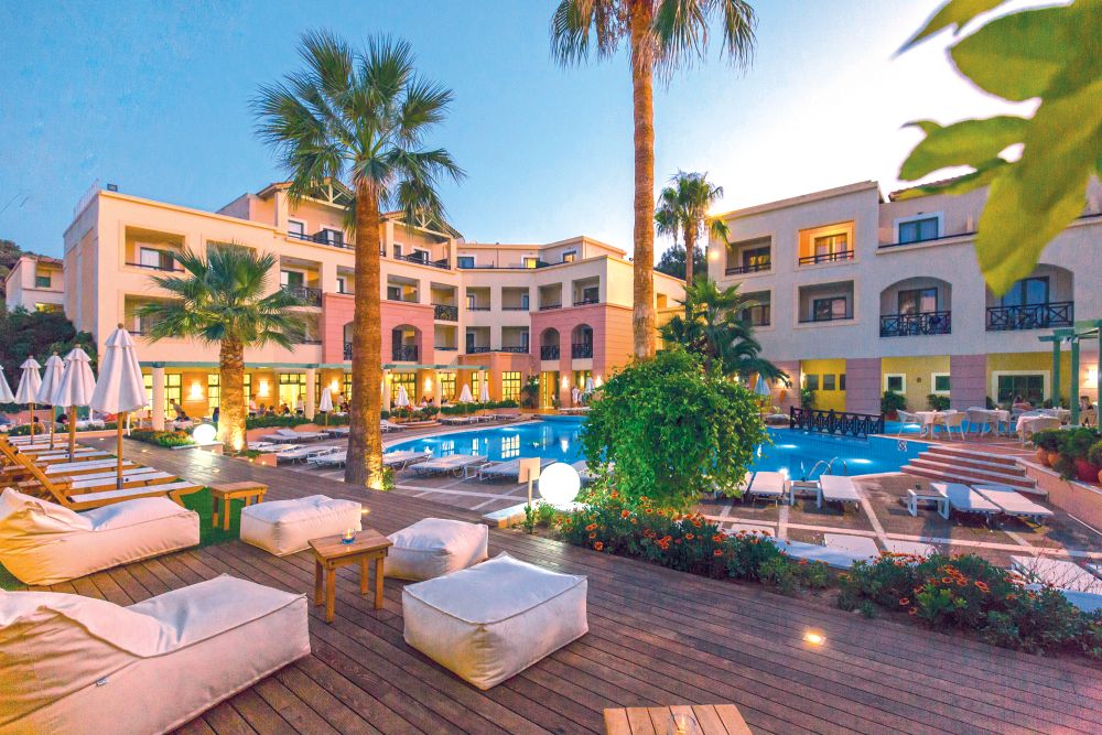 Zwembadzijde bij Samaina Inn Hotel in Karlovassi, Griekenland foto 1