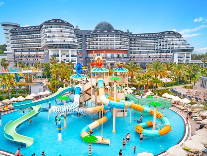 Zwembad met glijbanen van  Seaden Sea Planet Resort & Spa in Kızılot, Turkije foto 1