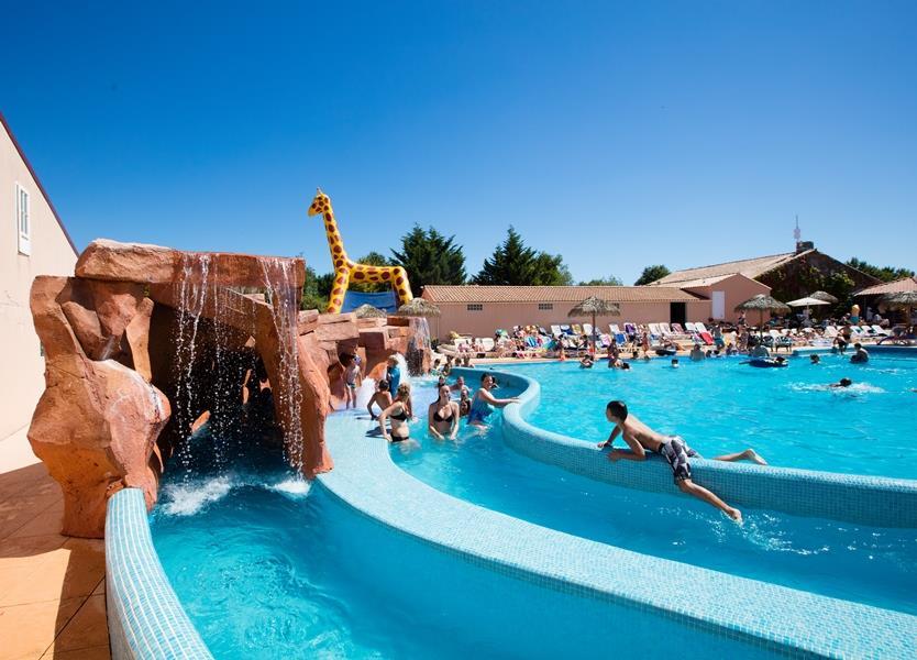 Zwembad van Village de la Guyonniere Resort in St. Julien Des Landes, Frankrijk foto 1