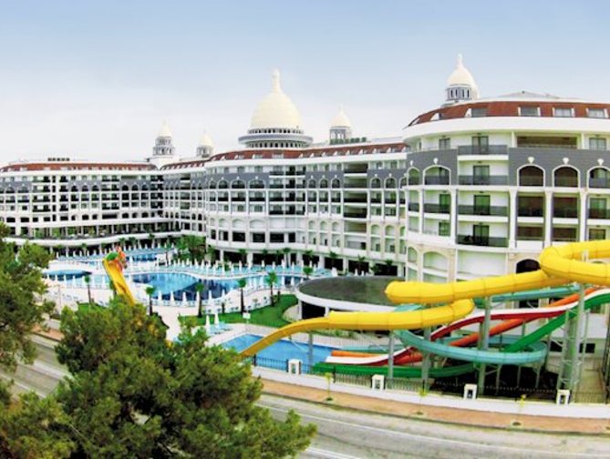 Zwembad met glijbanen van Diamond Premium & Spa Hotel in Side, Turkije foto 1