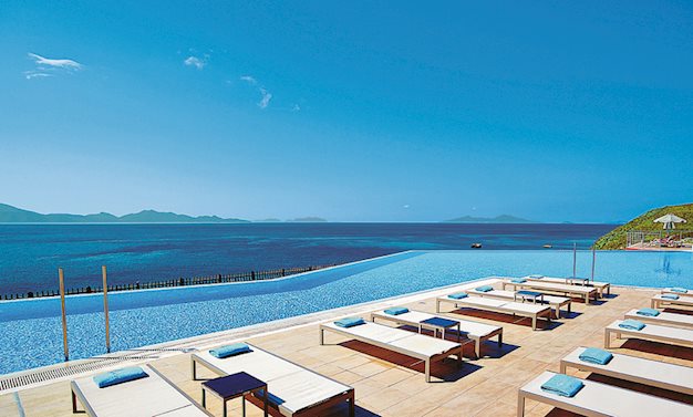 Zee en strand bij het Michelangelo Spa & Resort in Agios Fokas, Griekenland foto 1