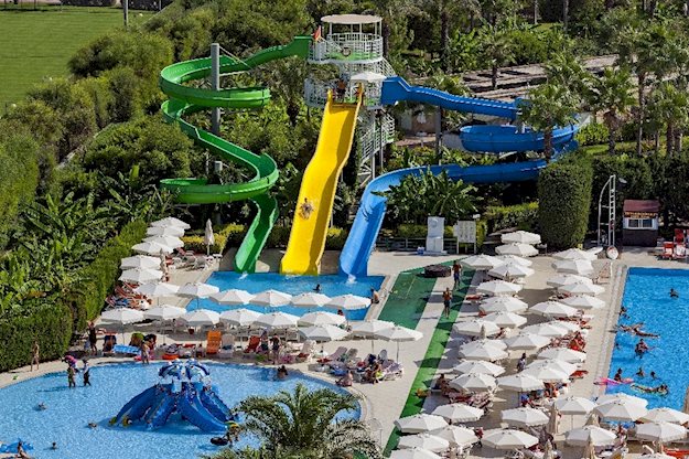 Zwembad met glijbanen van Miracle Resort in Lara, Turkije foto 2