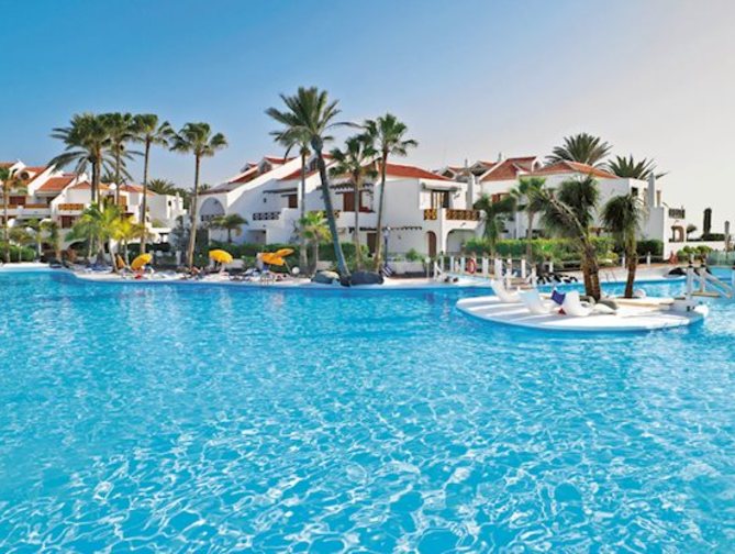 Zwembad van Parque Santiago III Hotel in Playa De Las Americas, Spanje foto 1