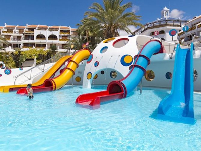 Zwembad met glijbanen van Parque Santiago III Hotel in Playa De Las Americas, Spanje foto 2