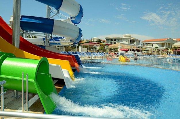 Zwembad met glijbanen van Ramada Resort Side, Turkije foto 2