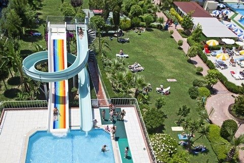 Zwembad met glijbanen van Titan Garden Hotel in Konaklı, Turkije foto 2