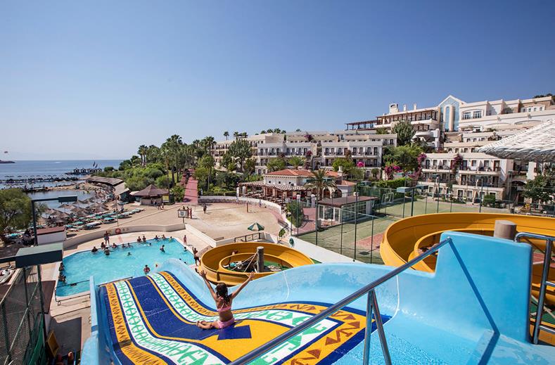 Zwembad met glijbanen van Hotel Selectum Colours Bodrum in Gumbet, Turkije foto 2