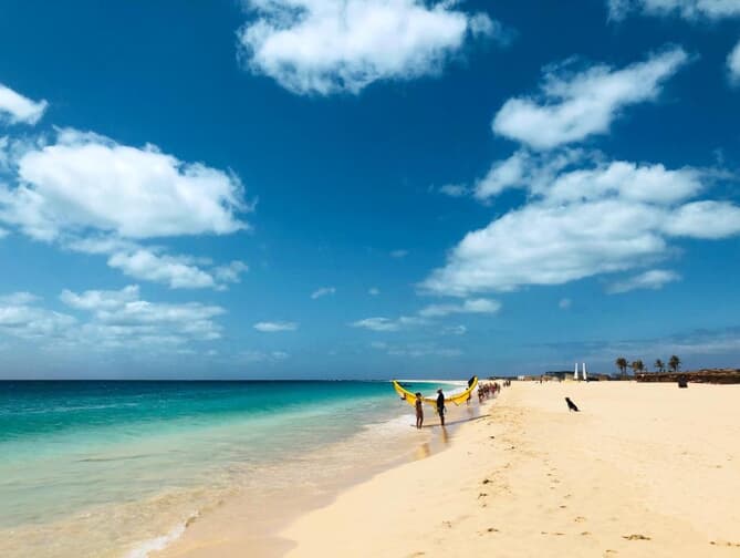 Zee en strand bij het Sal Vila Verde Hotel in Santa Maria, Kaapverdië foto 2