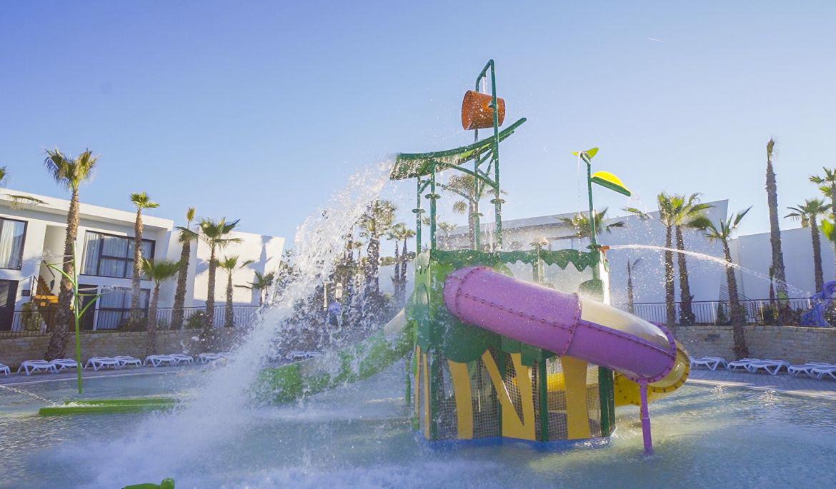 Zwembad met glijbanen van Alannia Hotel Salou, Spanje foto 3