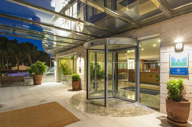 Grasveld bij het Allsun Cristobal Colon Hotel Playa de Palma, Spanje foto 3