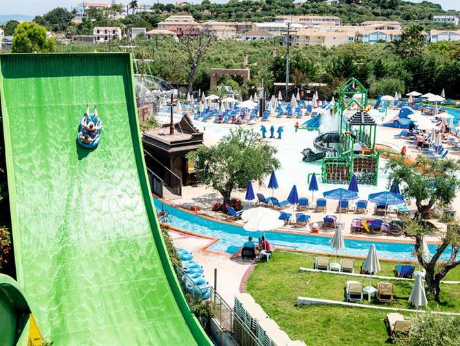 Zwembad met glijbanen van Aqua Bay Hotel in Tsilivi, Griekenland foto 3