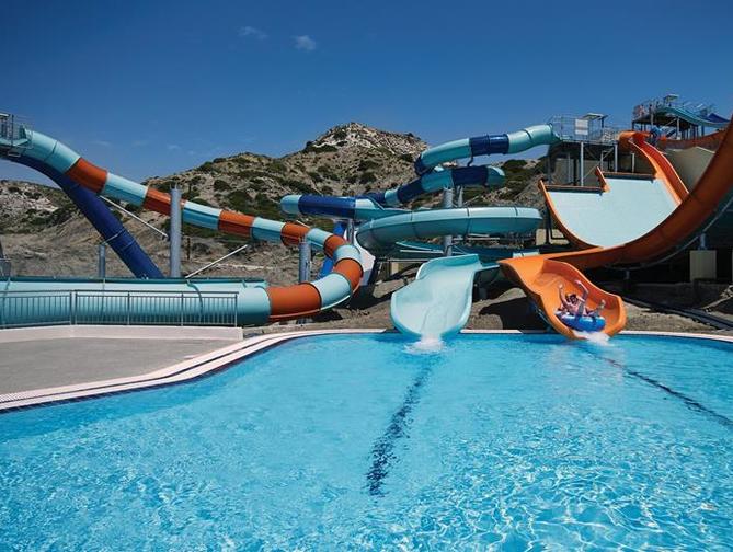 Zwembad met glijbanen van Porto Bello Beach Hotel in Kardamena, Griekenland foto 1