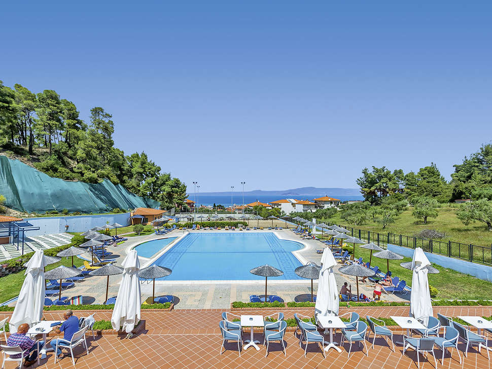 Zwembadzijde bij Atrium Hotel in Pefkochori, Griekenland foto 1