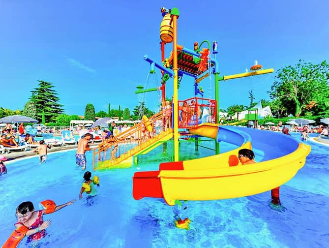 Zwembad met glijbanen van Happy Camp Bella Resort in Peschiera Del Garda, Italie foto 2