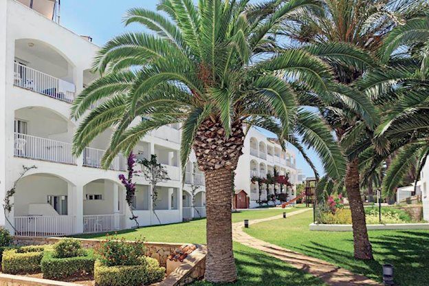 Grasveld bij het Blue Sea Club Marthas Hotel in Cala d'Or, Spanje foto 2