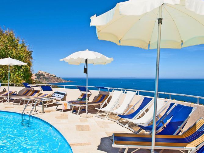 Zwembad van Village Resort in Castelsardo, Italie foto 1