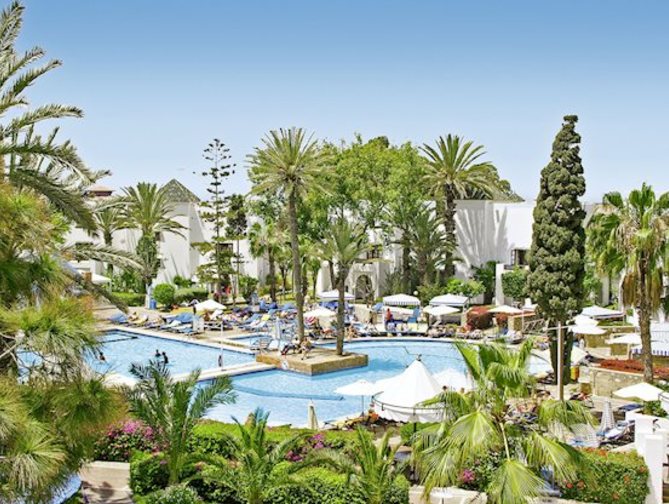 Zwembad met glijbanen van El Pueblo Tamlelt Hotel in Marrakech, Marokko foto 3