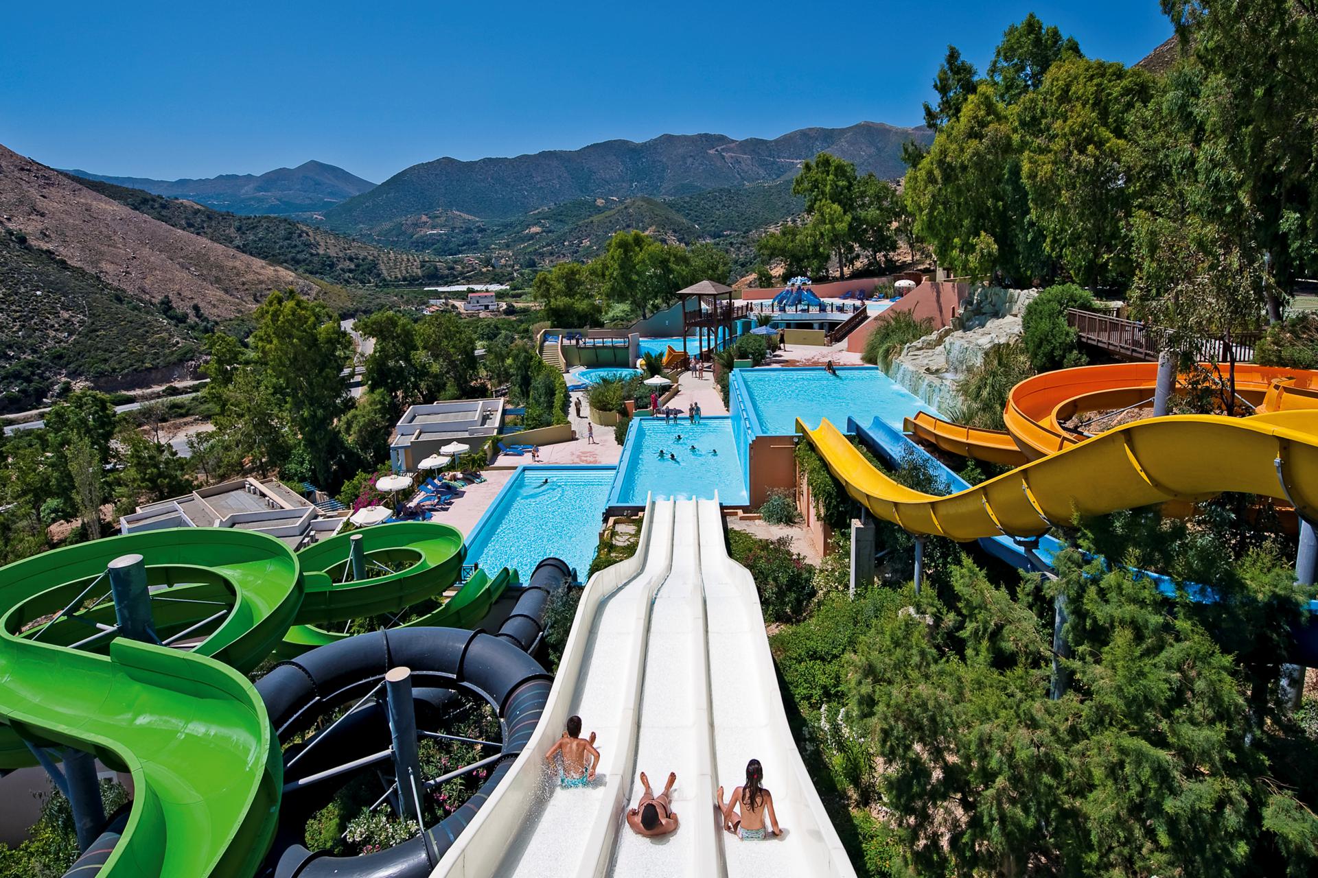 Zwembad met glijbanen van Beach Resort in Fodele, Griekenland foto 2