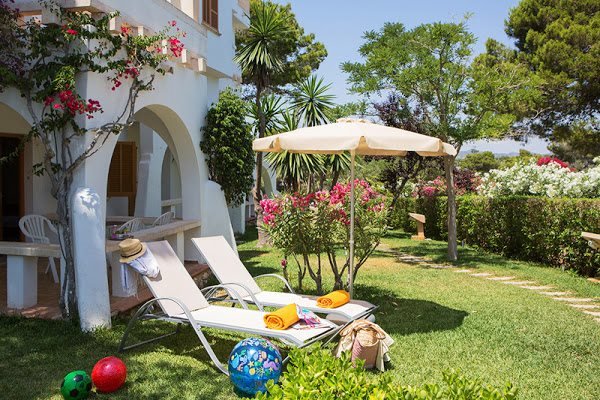 Grasveld bij het Gavimar La Mirada Club Resort in Cala Dor, Spanje foto 3