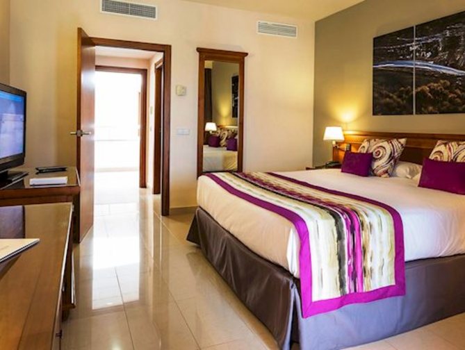 Hotelkamer in Grand Palladium Palace Ibiza Spa & Resort in Playa d'en Bossa, Spanje foto 3