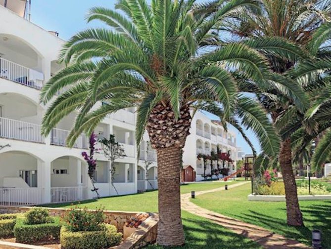 Grasveldbij het Club Es Talaial Hotel in Cala d'Or, Spanjen foto 2