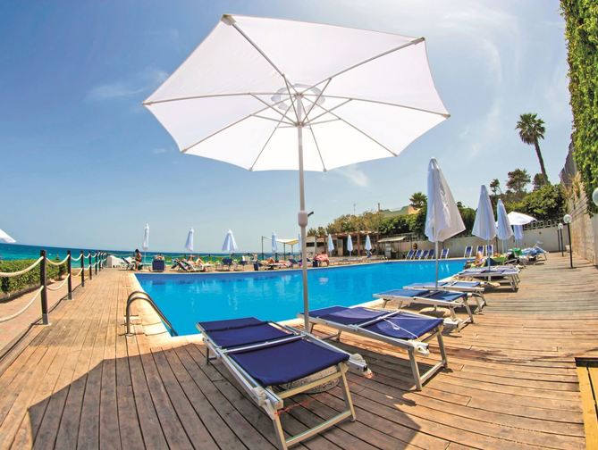 Zwembadzijde bij President Sea Palace Hotel in Noto, Italië foto 1