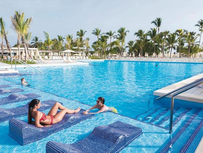Zwembadzijdebij Riu Republica Hotel in Punta Cana, Dominicaanse Republiek foto 3