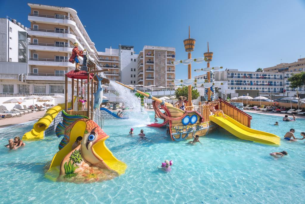 Zwembad met glijbanen van Sumus Stella en Spa Hotel Pineda De Mar, Spanje foto 1