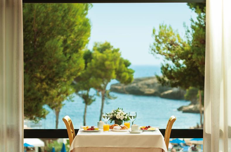 Restaurant in het Inturotel Esmeralda Park Resort in Sa Coma, Spanje foto 3