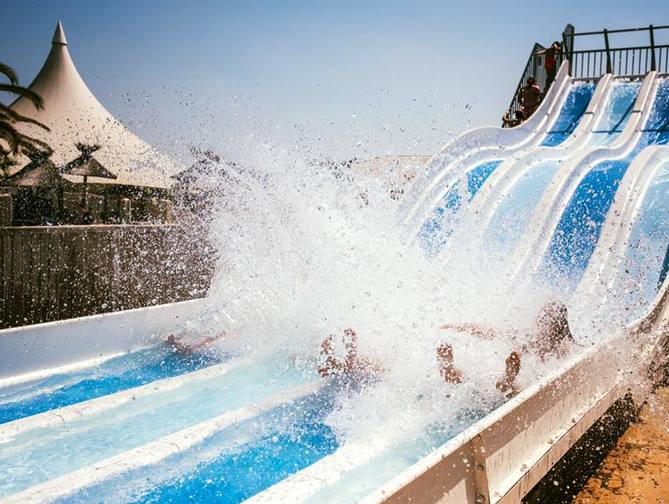 Zwembad met glijbanen van Osiris Ibiza in San Antonio, Spanje foto 2