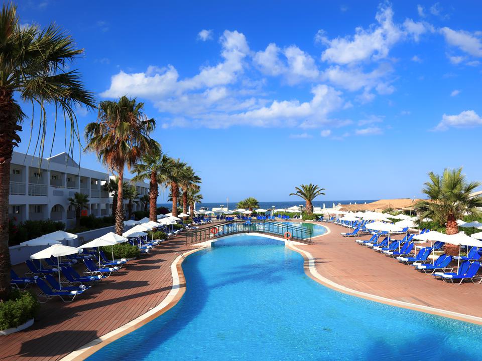 Zwembad van LABRANDA Sandy Beach Hotel in Agios Georgios, Griekenland foto 2