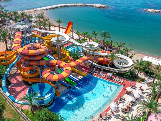 Zwembad met glijbanen van Long Beach Resort in Alanya, Turkije foto 2