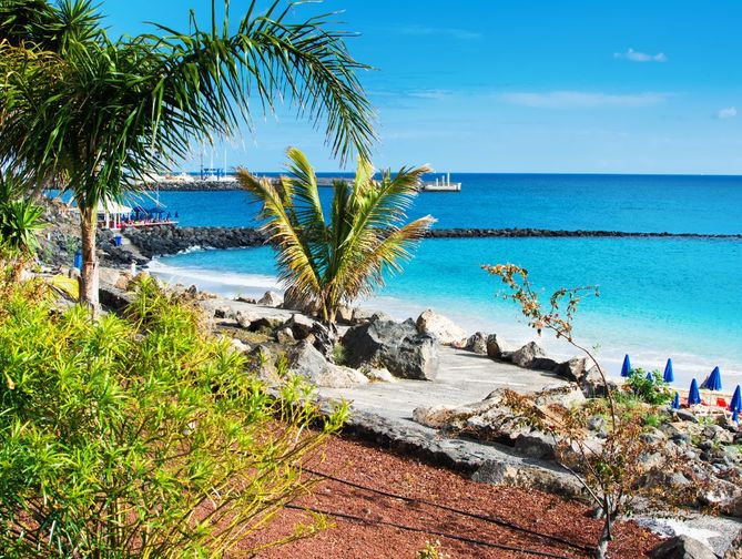 Zee en strand bij het Pocillos Playa Hotel in Puerto del Carmen, Spanje foto 1