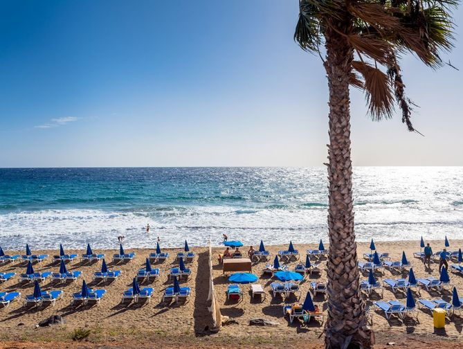 Zee en strand bij het Tabaiba Center Hotel in Costa Teguise, Spanje foto 2