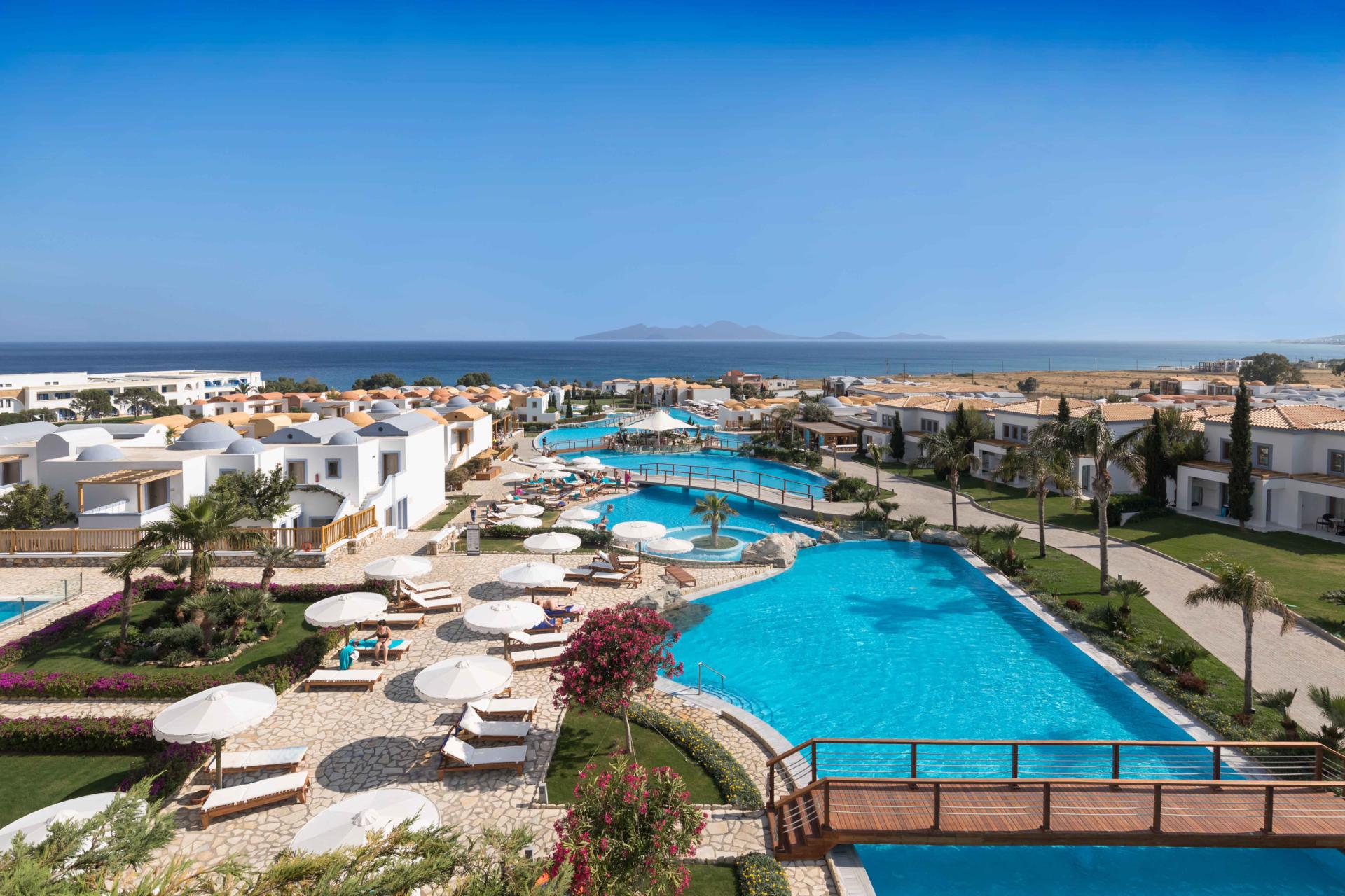 Zwembad van MITSIS Blue Domes Exclusive Spa en Resort in Kardamena, Griekenland foto 3