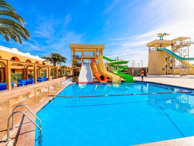Zwembad met glijbanen van Golden Beach Resort in Hurghada, Egypte  foto 2