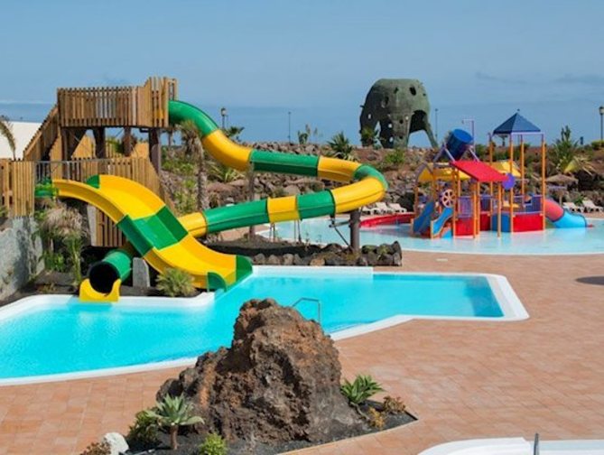 Zwembad met glijbanen van Pierre & Vacances Village Club Fuerteventura Origo Mare Hotel in Lajares, Canarische Eilanden foto 1